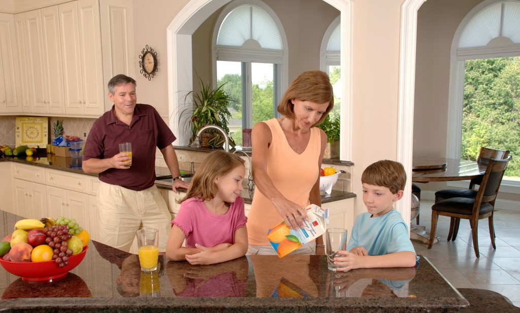 family-drinking-orange-juice-619144_1280